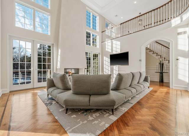 Property at 9 Vanderbilt Pkwy, Dix Hills, NY 11746, 5 beds, 5 baths