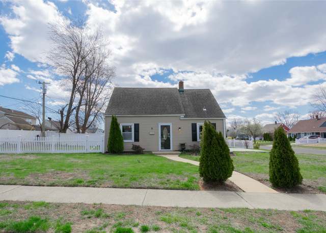 Property at 2 Tanners Ln, Levittown, NY 11756, 3 beds, 2 baths