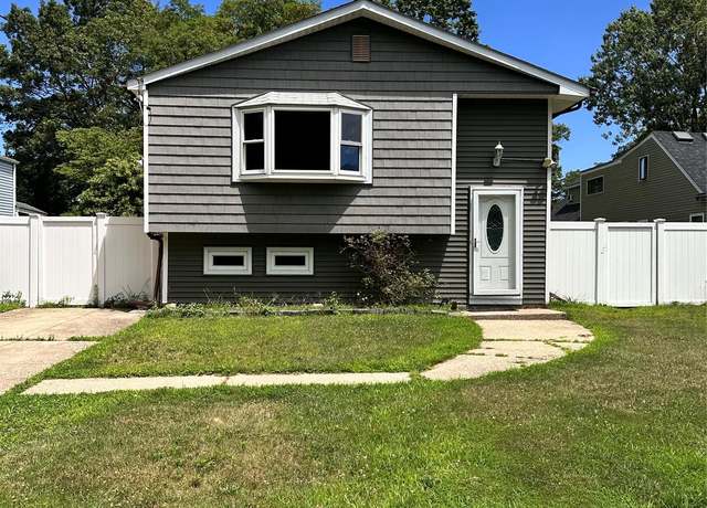Property at 26 Bayonne Ave, Central Islip, NY 11722, 5 beds, 2 baths