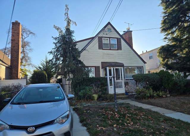 Property at 206 W Marshall St, Hempstead, NY 11550, 4 beds, 2 baths