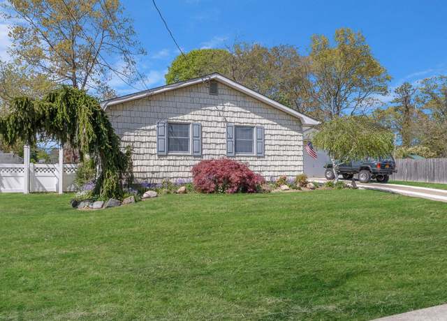 Property at 15 Richard Pl, Ronkonkoma, NY 11779, 4 beds, 1.5 baths