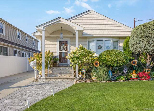 Property at 976 Third, Franklin Square, NY 11010, 3 beds, 2.5 baths
