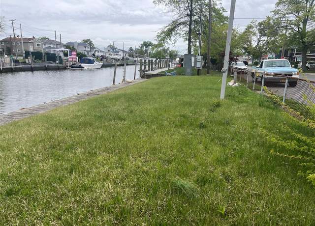 Property at 80 x 20 E Riviera Dr, Lindenhurst, NY