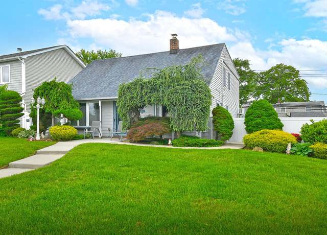 Property at 29 Castle Ln, Levittown, NY 11756, 3 beds, 1.5 baths