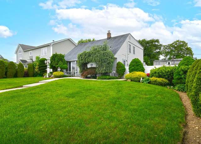 Property at 29 Castle Ln, Levittown, NY 11756, 3 beds, 1.5 baths