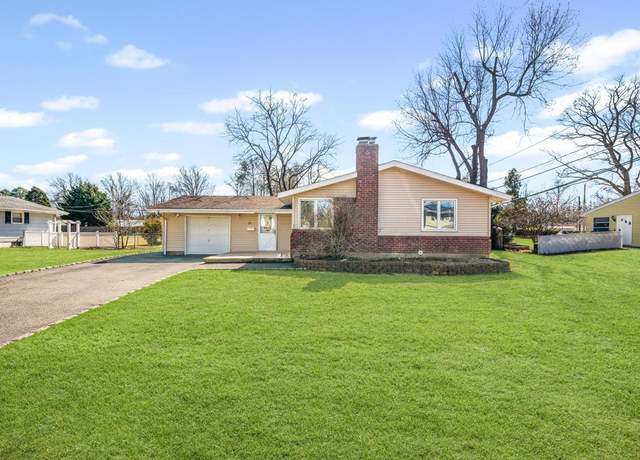 Property at 25 Pine Hill Ln, Dix Hills, NY 11746, 3 beds, 2 baths
