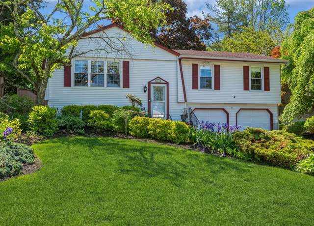 Property at 10 Phyllis Ct, Kings Park, NY 11754, 4 beds, 2.5 baths