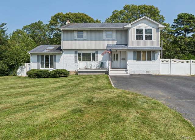 Property at 205 Fawn Ct, East Islip, NY 11730, 5 beds, 2.5 baths