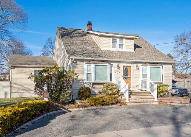 Property at 469 Moffitt Blvd, Islip, NY 11751, 5 beds, 2 baths