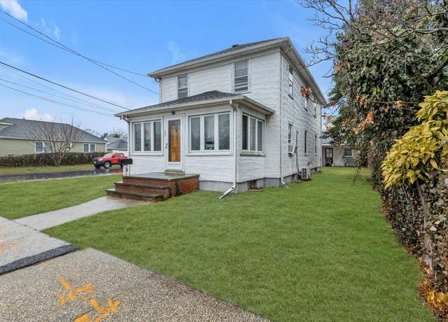 Property at 25 Roosevelt St, Bay Shore, NY 11706, 5 beds, 2 baths