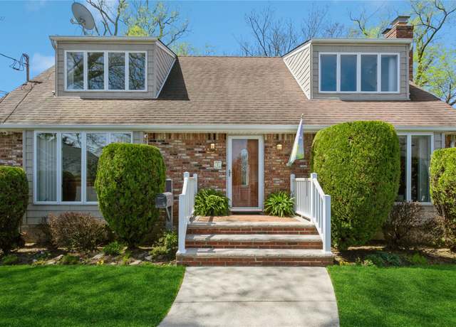 Property at 1 Cedar Rd, Malverne, NY 11565, 3 beds, 4 baths