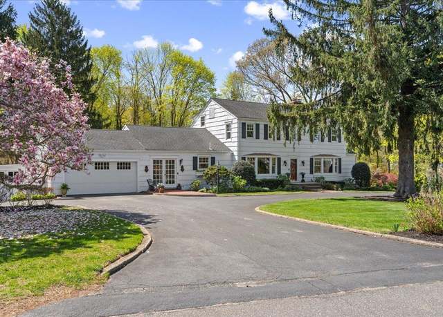 Property at 42 Connelly Rd, Huntington, NY 11743, 6 beds, 3.5 baths