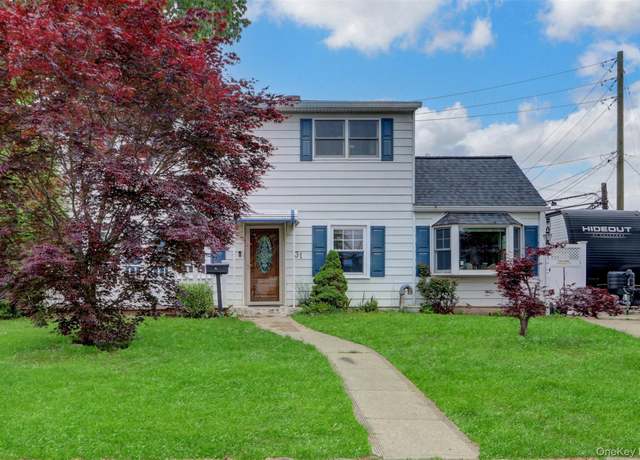 Property at 31 Clover Ln, Levittown, NY 11756, 5 beds, 2 baths