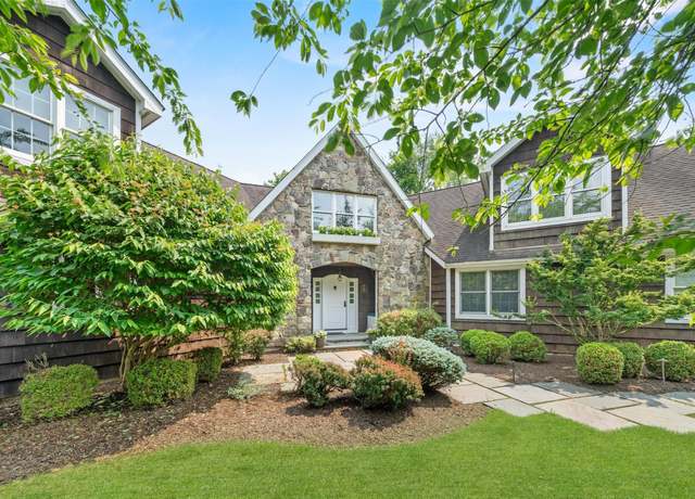 Property at 7 Weldon Way, Warwick, NY 10990, 3 beds, 2.5 baths