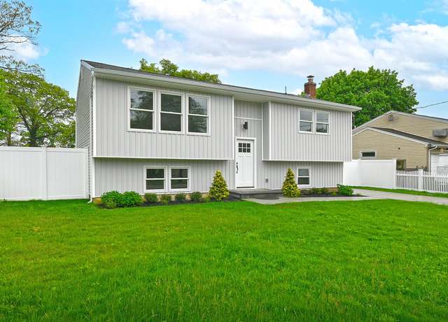 Property at 688 Elmwood Rd, West Babylon, NY 11704, 5 beds, 2 baths