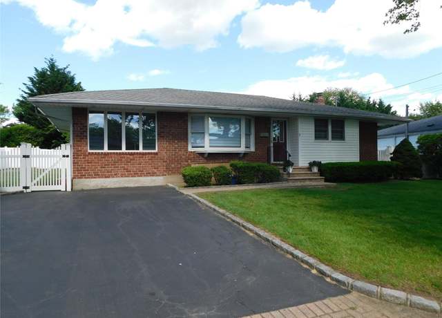 Property at 7 Audrey Ln, Commack, NY 11725, 3 beds, 1 bath