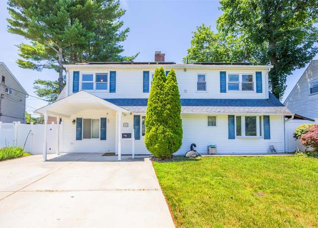 Property at 4 Wagon Ln, Levittown, NY 11756, 5 beds, 2 baths