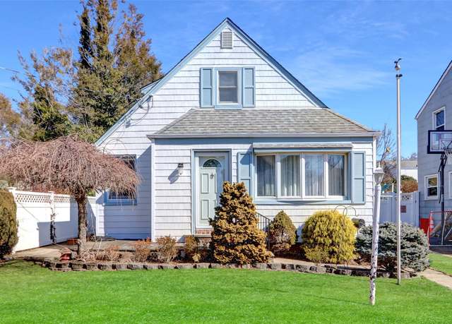 Property at 156 White Rd, Mineola, NY 11501, 4 beds, 1 bath