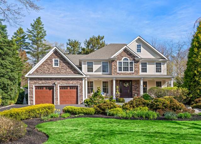 Property at 12 Saint Andrews Dr, Huntington, NY 11743, 4 beds, 3.5 baths