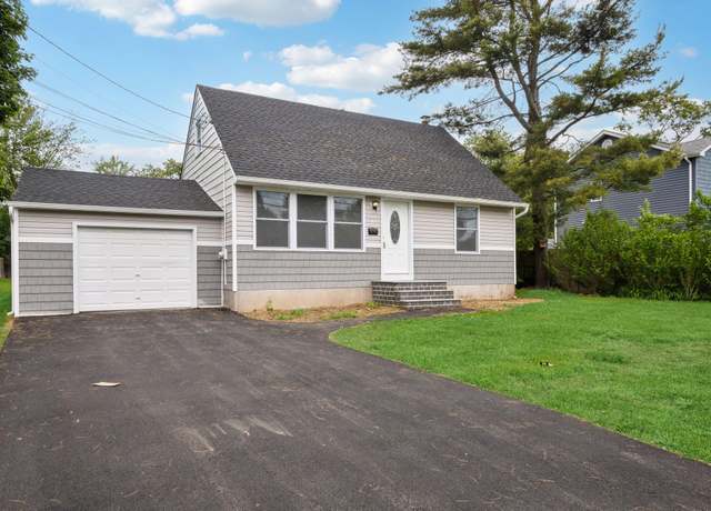 Property at 17 21 St Ave, Bay Shore, NY 11706, 4 beds, 2 baths