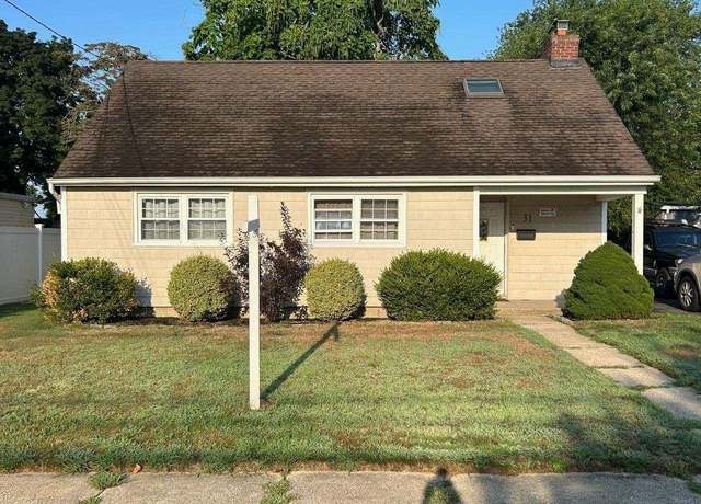 Property at 31 William St, Copiague, NY 11726, 4 beds, 1 bath
