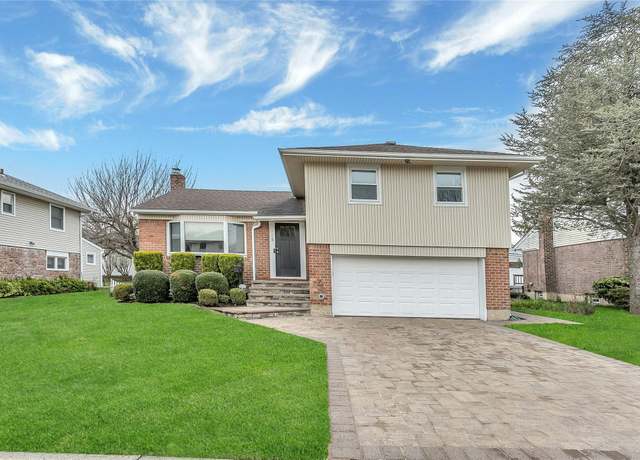 Property at 129 Manor St, Plainview, NY 11803, 3 beds, 2 baths