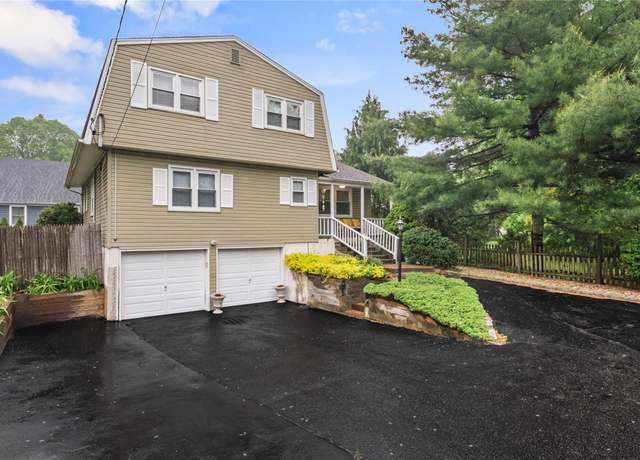 Property at 289 Maplewood Rd, Huntington Station, NY 11746, 4 beds, 2.5 baths