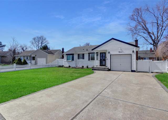 Property at 12 Oxford Ln, Bethpage, NY 11714, 2 beds, 2 baths
