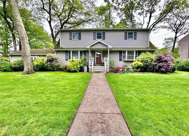 Property at 1134 Jefferson Ave, West Islip, NY 11795, 5 beds, 2 baths