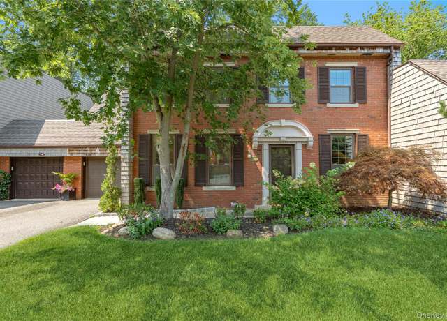 Property at 13 Admirals Dr E, Bay Shore, NY 11706, 3 beds, 2.5 baths