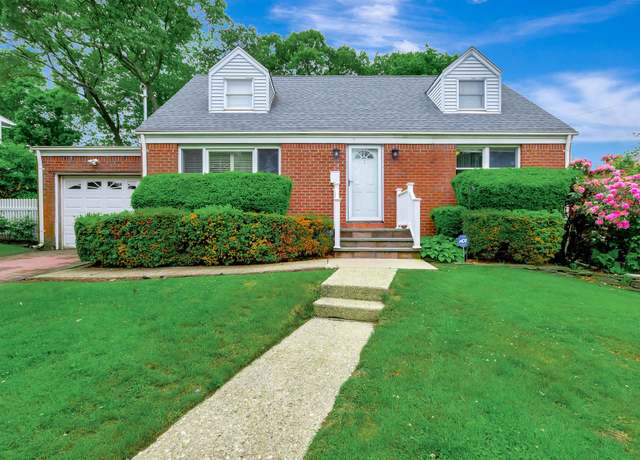 Property at 7 Dawn Dr, East Northport, NY 11731, 4 beds, 2 baths