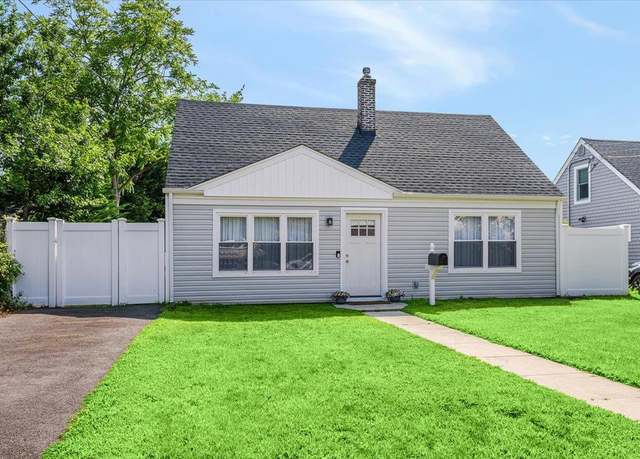 Property at 233 Fire Island Ave, Babylon, NY 11702, 3 beds, 1 bath