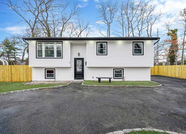 Property at 1 W Oak St, Islip, NY 11751, 6 beds, 2 baths
