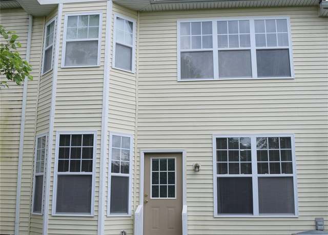 Property at 15 Cobblestone Ln, Middletown, NY 10940, 3 beds, 2.5 baths