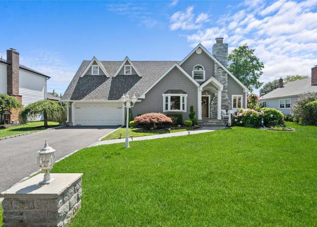 Property at 35 Bayway Ave, Bay Shore, NY 11706, 4 beds, 3.5 baths