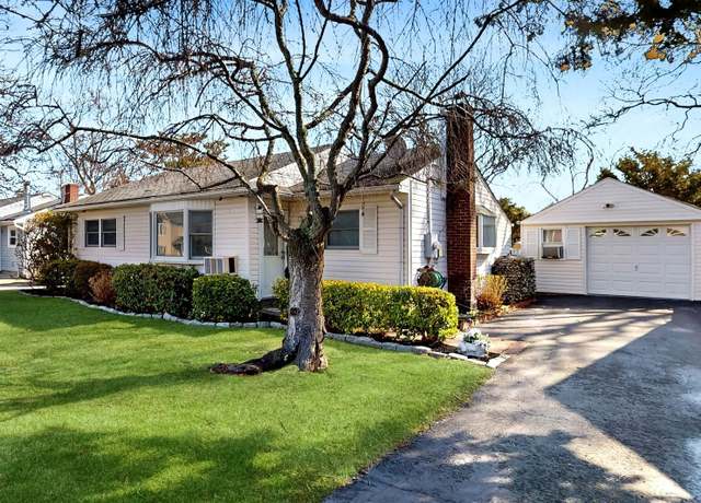 Property at 85 Washington Ave, West Sayville, NY 11796, 3 beds, 1 bath