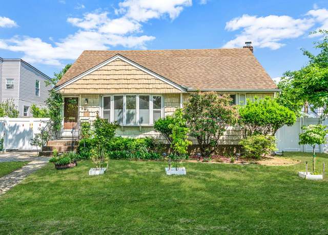Property at 859 Franklin Ave, Valley Stream, NY 11580, 3 beds, 3 baths