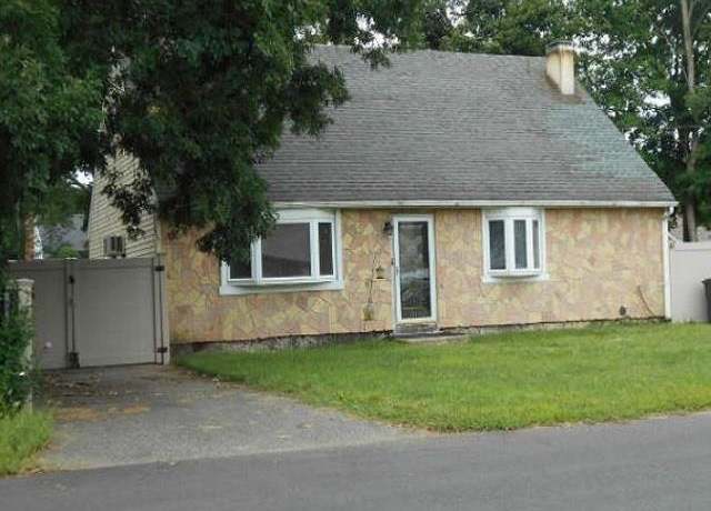 Property at 31 Bliss St, West Babylon, NY 11704, 4 beds, 1 bath