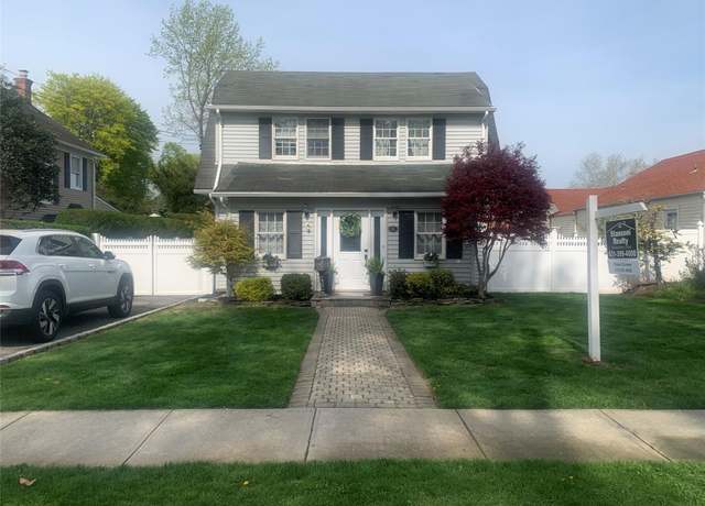 Property at 94 New York Ave, Smithtown, NY 11787, 3 beds, 1.5 baths