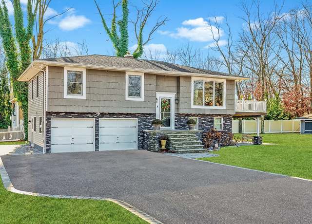 Property at 2 Argyle Pl, Smithtown, NY 11787, 4 beds, 3 baths