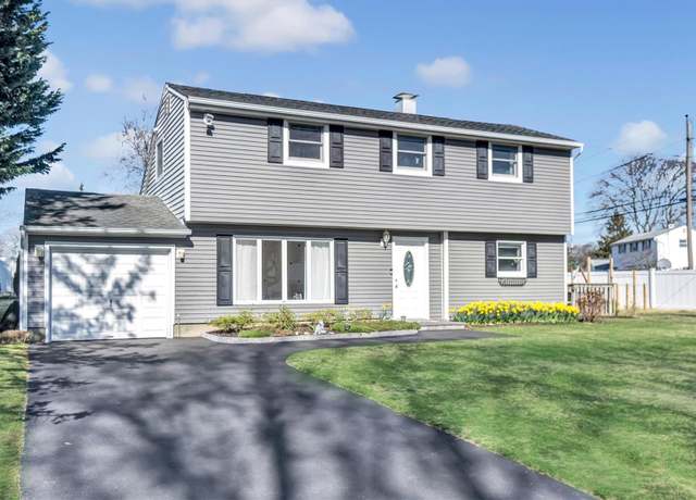 Property at 102 Bonnie Rd, Oakdale, NY 11769, 3 beds, 2 baths