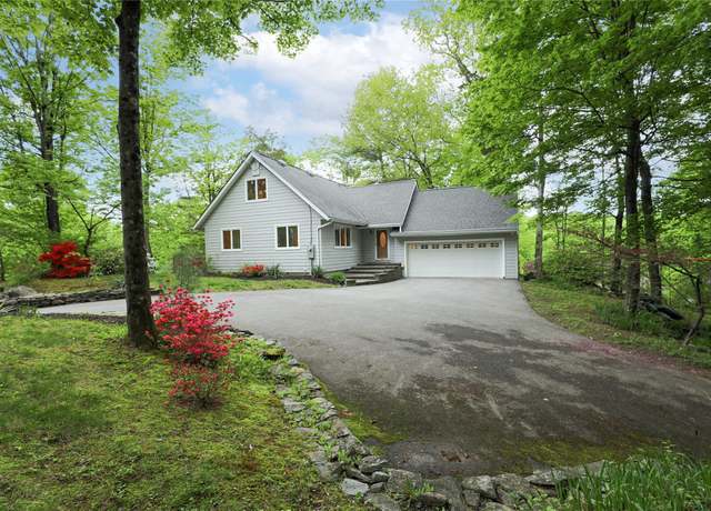 Property at 3 Carriage House Ct, Hyde Park, NY 12538, 3 beds, 2.5 baths