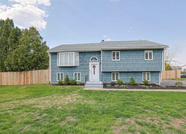 Property at 8 Country Ln, Warwick, NY 10990, 4 beds, 1.5 baths