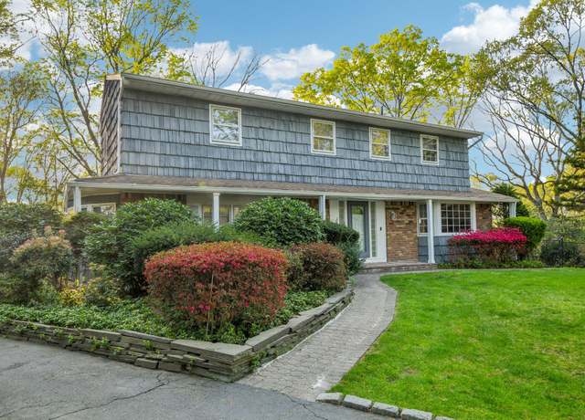 Property at 4 Penn Ct, Dix Hills, NY 11746, 4 beds, 2.5 baths