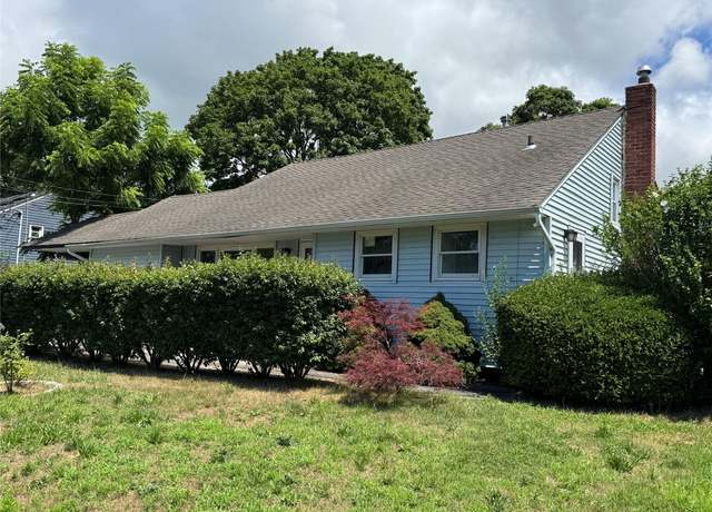 Property at 33 Princeton St, Bay Shore, NY 11706, 5 beds, 2 baths