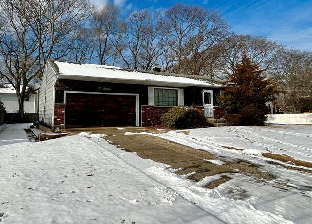 Property at 1016 Carll Dr, Bay Shore, NY 11706, 3 beds, 1 bath