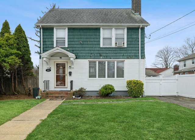 Property at 102 East St, Hicksville, NY 11801, 4 beds, 4.5 baths