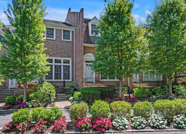 Property at 62 Marjorie Ct, Manhasset, NY 11030, 2 beds, 2.5 baths