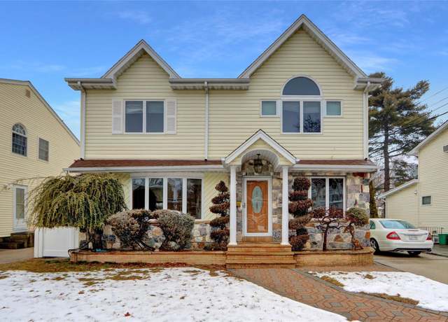 Property at 43 Quaker St, New Hyde Park, NY 11040, 4 beds, 3 baths