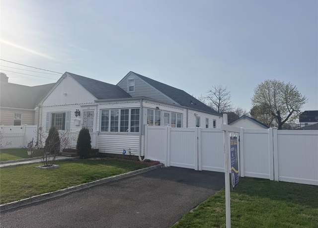 Property at 20 Woodside Ave, Freeport, NY 11520, 4 beds, 3 baths